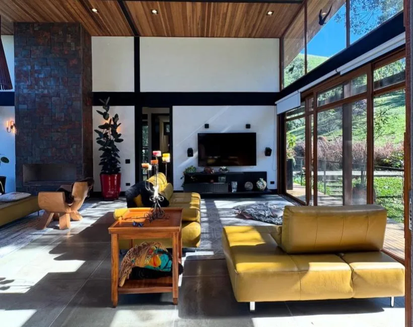 1008a_sala-estar-moderna-colunas-pretas Elegância Atemporal: Como o Preto Transforma o Seu Lar com Sofisticação