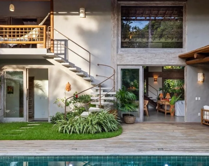 1011e_escada-espiral-externa-piscina-casa Escadas na Decoração: Mais que Conexão, Arte e Estilo no Seu Lar