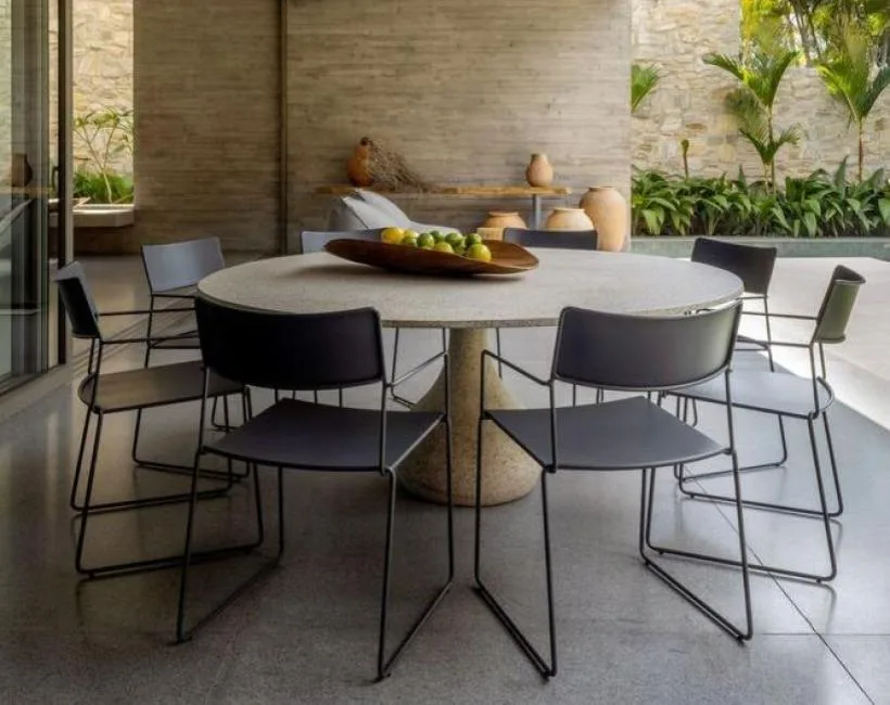 1013f_area-externa-jantar-cadeiras-pretas Elegância Atemporal: Como o Preto Transforma o Seu Lar com Sofisticação