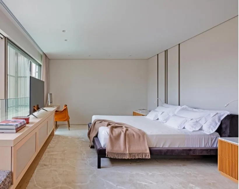 1017c_quarto-claro-cama-casal-iluminado Luz e Leveza: O Poder das Cores Claras para Transformar e Ampliar Seus Ambientes