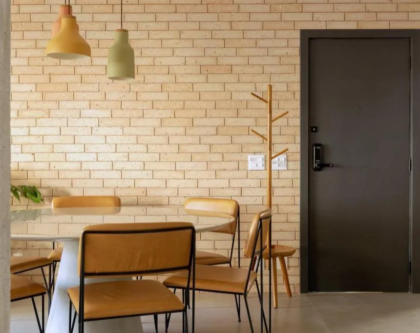 1018b_sala-jantar-parede-tijolinho-claro Tijolinhos na Decoração: O Charme Rústico que Transforma Ambientes com Personalidade