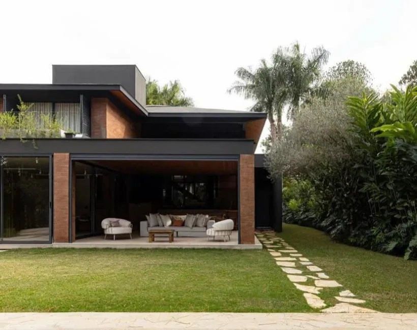 1019c_fachada-casa-moderna-preta-tijolinho Elegância Atemporal: Como o Preto Transforma o Seu Lar com Sofisticação