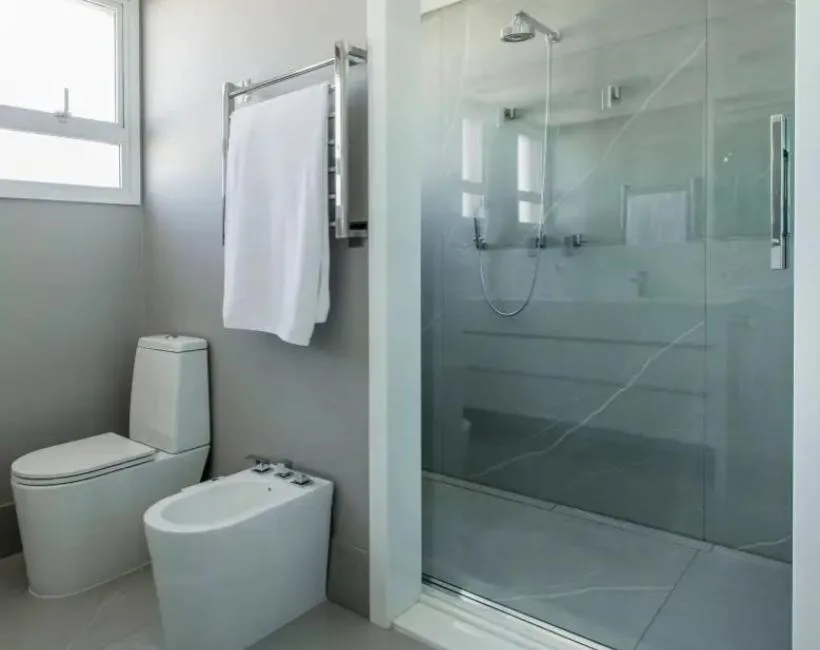 1055_banheiro-minimalista-cinza-toalheiro-aquecido 10 Ideias de Banheiros para Inspirar Sua Próxima Reforma