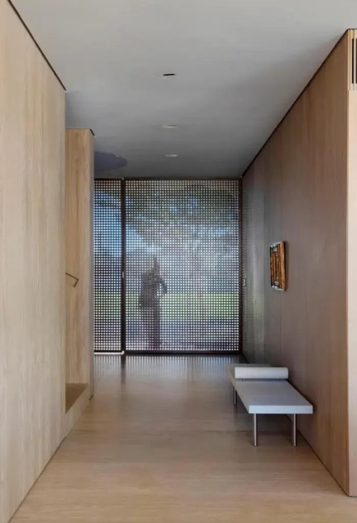 1067_elemento-decorativo-corredor-moderno-700x1024 Muxarabi: A Arte que Adiciona Charme, Privacidade e Fluidez à Sua Decoração