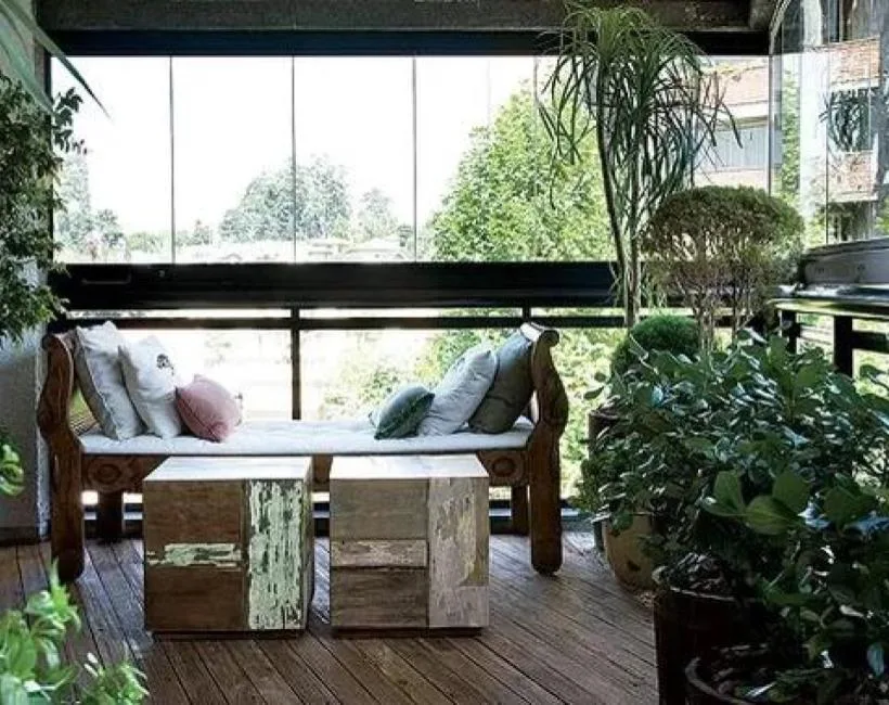 1076_varanda-daybed-plantas-relax Plantas nas Varandas: Crie Seu Oásis Verde e Aconchegante, em Qualquer Tamanho!