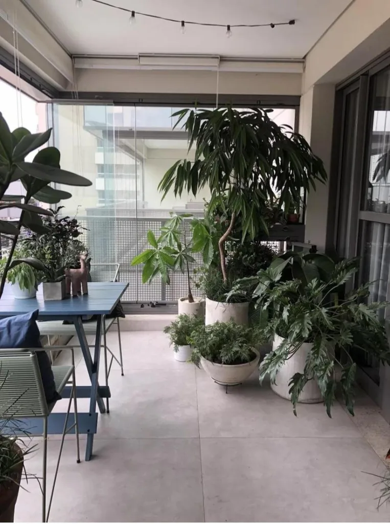 1077_varanda-gourmet-fechada-plantas-763x1024 Plantas nas Varandas: Crie Seu Oásis Verde e Aconchegante, em Qualquer Tamanho!