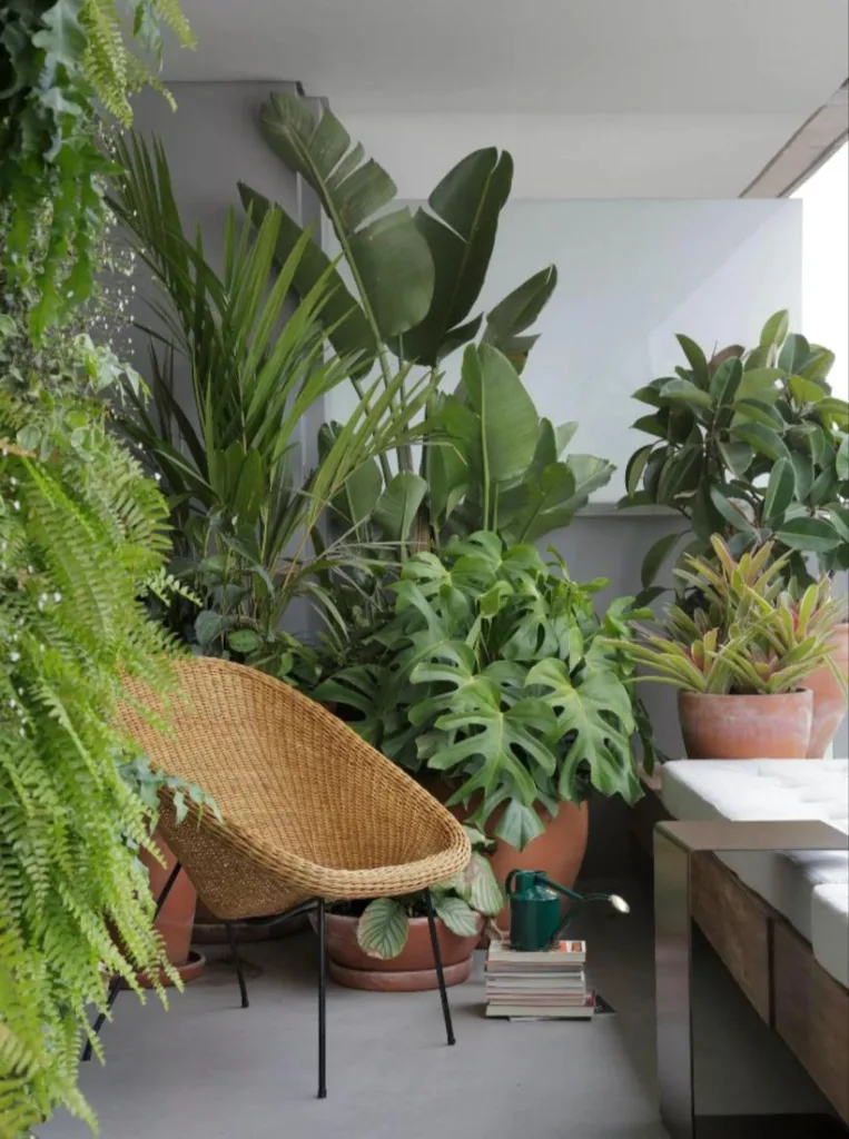 1078_varanda-tropical-plantas-densas-763x1024 Plantas nas Varandas: Crie Seu Oásis Verde e Aconchegante, em Qualquer Tamanho!