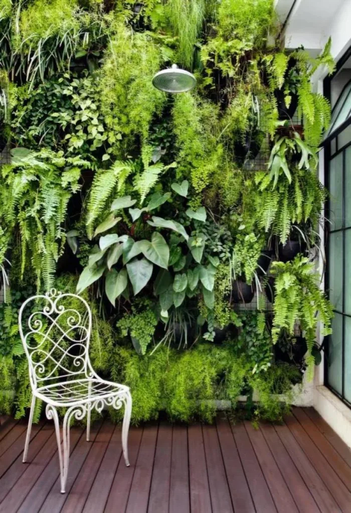 1080_jardim-vertical-externo-deck-madeira-700x1024 Jardim Vertical em Casa: 10 Inspirações para Paredes que Respiram Beleza e Cor