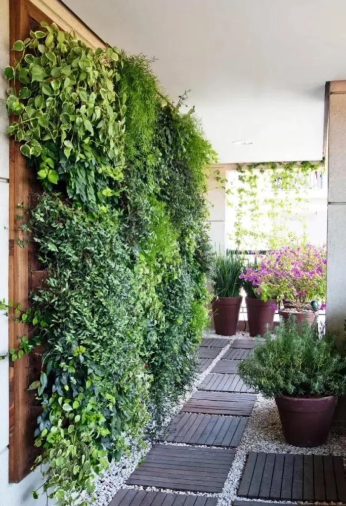 1081_jardim-vertical-corredor-externo-700x1024 Jardim Vertical em Casa: 10 Inspirações para Paredes que Respiram Beleza e Cor