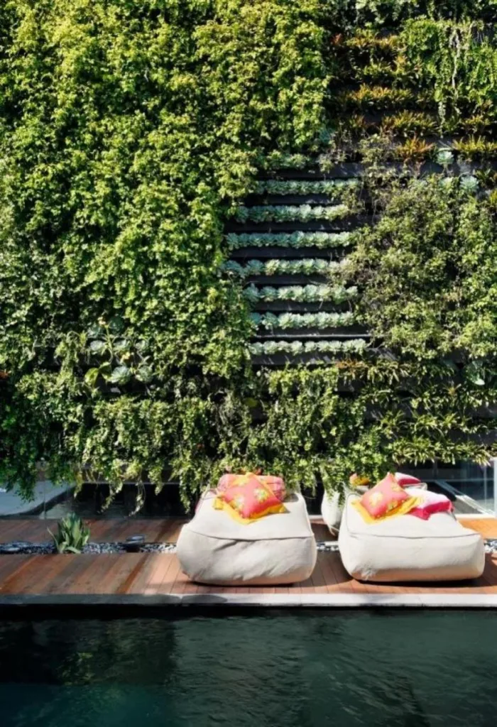 1082_jardim-vertical-piscina-lazer-700x1024 Jardim Vertical em Casa: 10 Inspirações para Paredes que Respiram Beleza e Cor