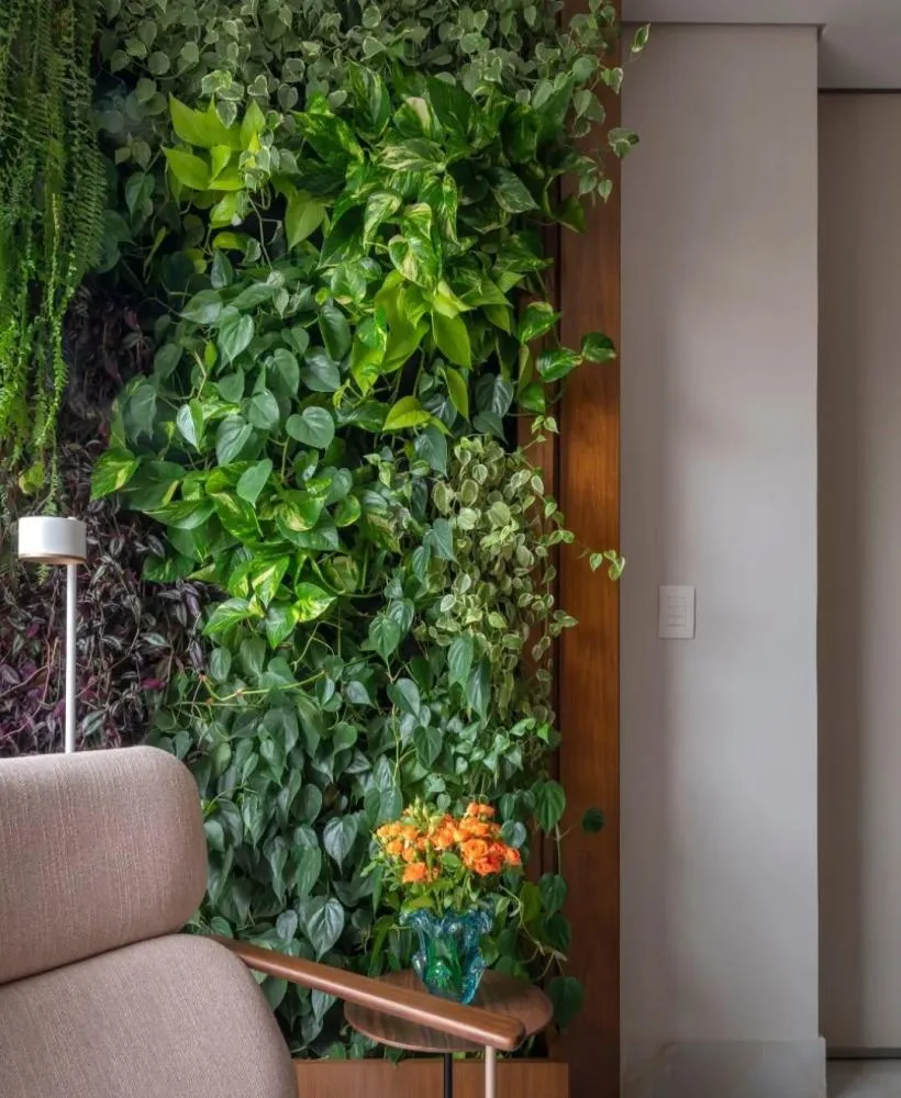 1085_jardim-vertical-integrado-sala Jardim Vertical em Casa: 10 Inspirações para Paredes que Respiram Beleza e Cor