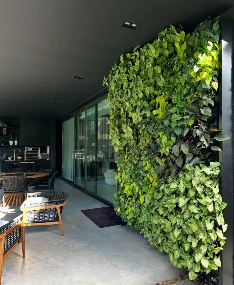 1087_jardim-vertical-externo-parede-escura Jardim Vertical em Casa: 10 Inspirações para Paredes que Respiram Beleza e Cor