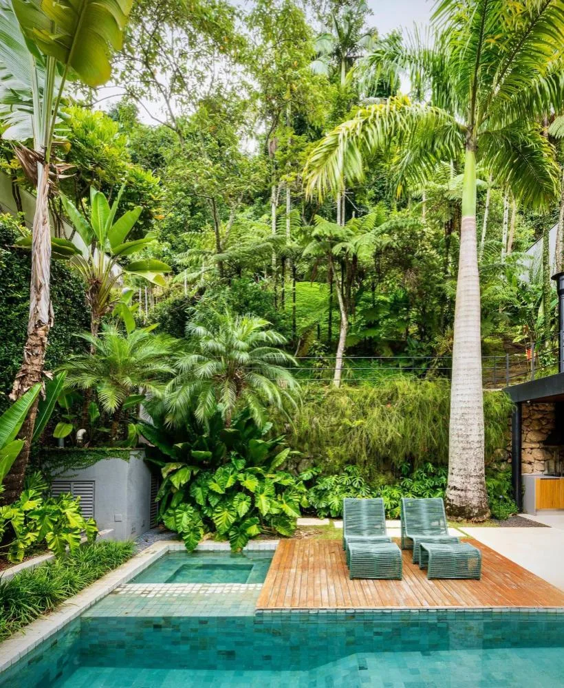 1088_jardim-vertical-piscina-folhagem-tropical Jardim Vertical em Casa: 10 Inspirações para Paredes que Respiram Beleza e Cor