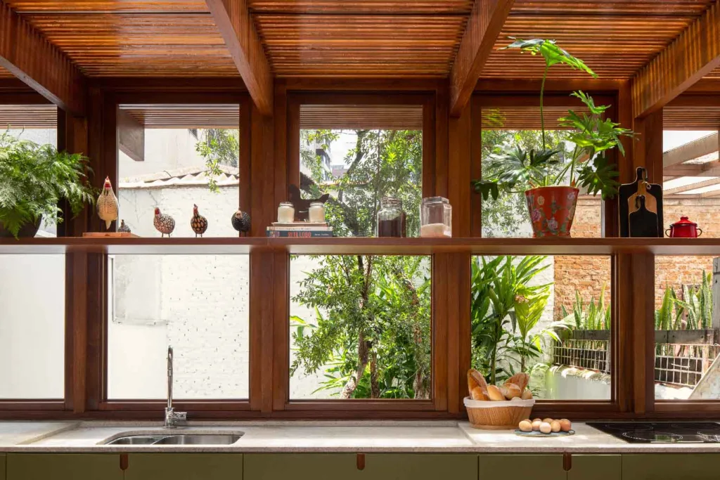 1096_patio-interno-arvore-casa-urbana-1024x683 Casa Maria Rosa: O Refúgio Urbano em SP que Une Charme Clássico e Design Contemporâneo