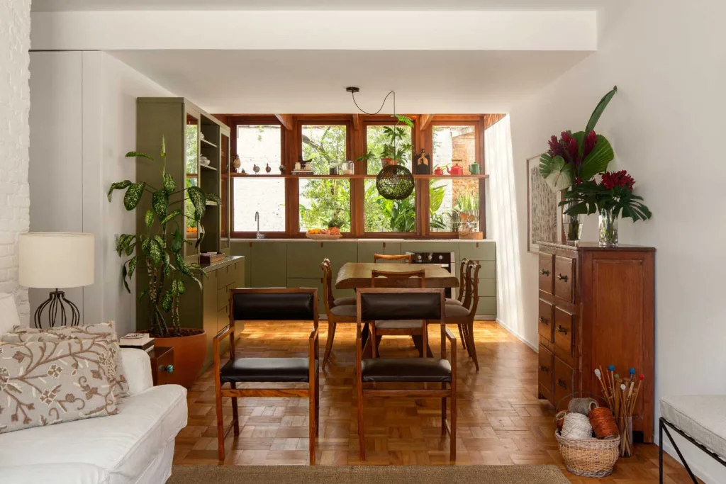 1098_janelas-cozinha-plantas-jardim-1024x683 Casa Maria Rosa: O Refúgio Urbano em SP que Une Charme Clássico e Design Contemporâneo