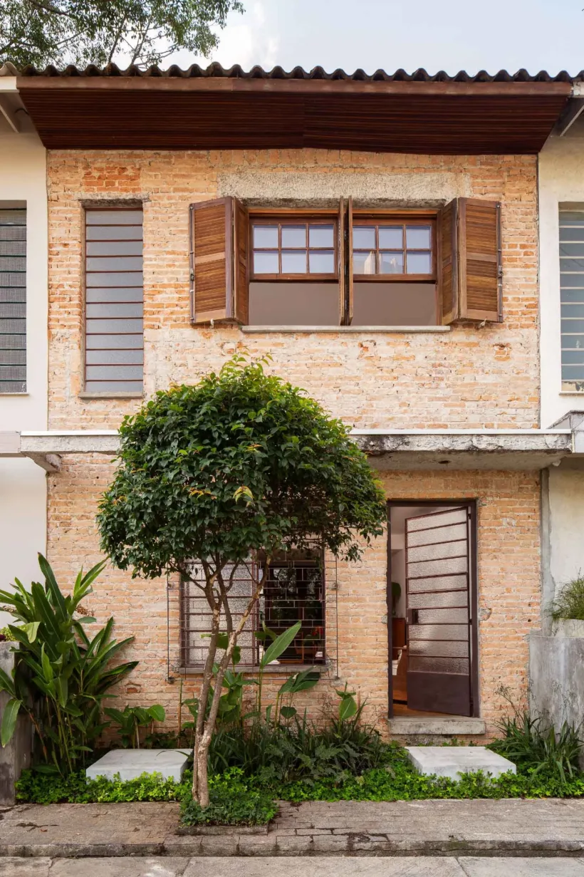 1102_jardim-plantas-tropicais-tijolinho-e1752450142850 Casa Maria Rosa: O Refúgio Urbano em SP que Une Charme Clássico e Design Contemporâneo