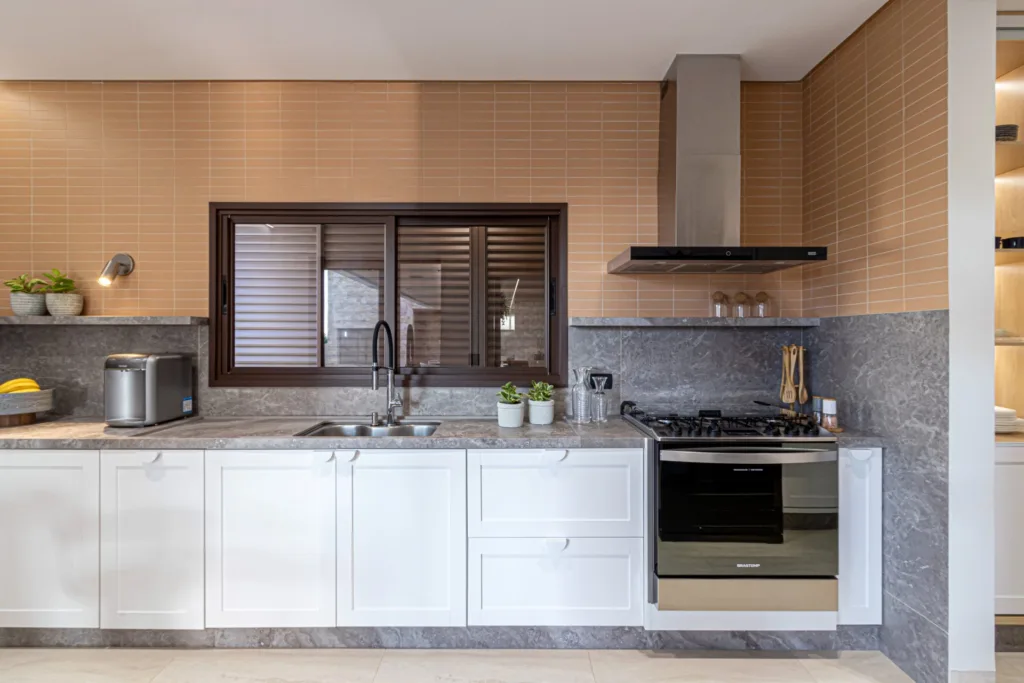 1034_meia-parede-azulejos-cozinha-1024x683 Meia Parede: Um Truque Simples para Transformar com Estilo os Seus Espaços